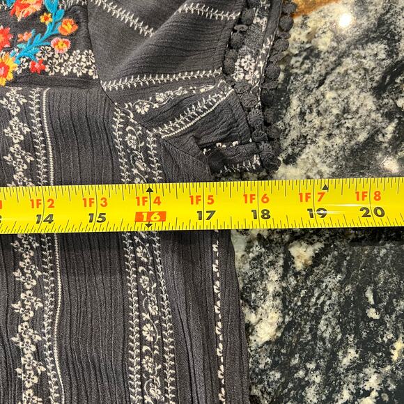 Savanna Jane Gray Embroidered Floral Boho Short Sleeve Top/Blouse - SIZE SMALL - Picture 7 of 7